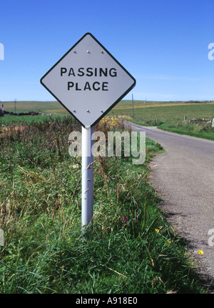 dh SEGNALETICA stradale UK che passa luogo strada singola Orkney segno post scozia vuoto Foto Stock