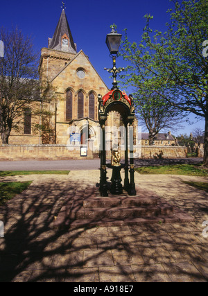 Dh DORNOCH SUTHERLAND Dornoch Cathedral e Vittoriano fontana di acqua Foto Stock