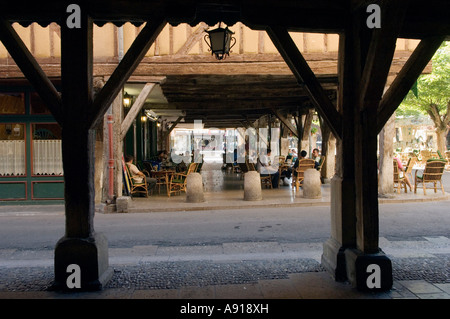 Nella città Mirepoix piazza centrale sono tipiche case a graticcio supportato su pilastri di legno, creando un arcade Foto Stock