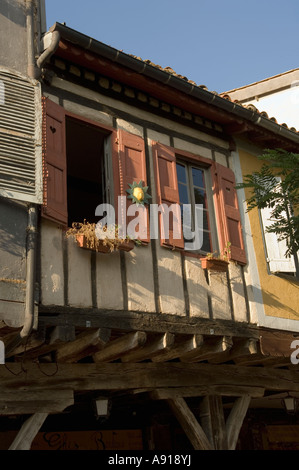 Nella città Mirepoix piazza centrale sono tipiche case a graticcio supportato su pilastri di legno, creando un arcade Foto Stock