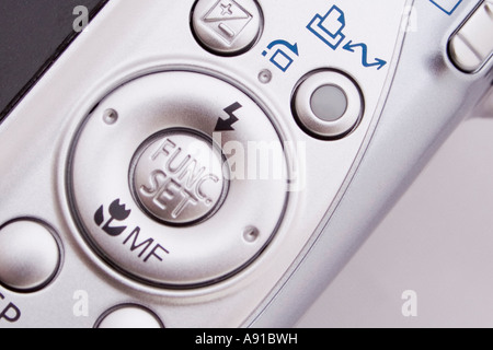 Immagine ravvicinata di i pulsanti della telecamera su una fotocamera digitale, che mostra il pulsante macro su un moderno argento fotocamera compatta. Foto Stock