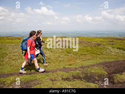 Due donne gli escursionisti sulla Offa's Dyke lunga distanza sentiero le montagne nere Wales UK Foto Stock