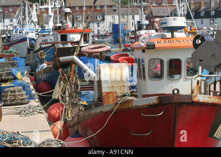 Barche da pesca ancorata in un porto Foto Stock