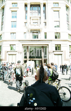 Giorno di maggio manifestanti ambientale massa critica i dimostranti Foto Stock