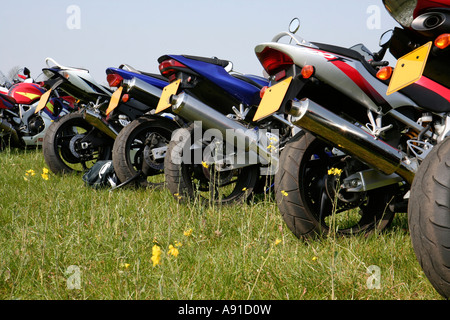 La parte posteriore di una linea di moto in un campo Foto Stock