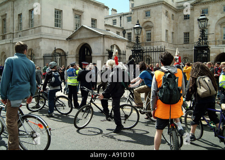 Giorno di maggio manifestanti ambientale massa critica dimostranti whitehall parlamento street westminster Foto Stock