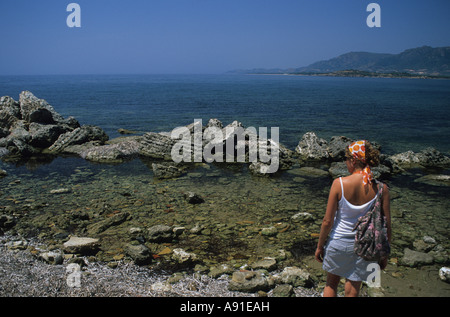 Affacciato su rovine di Nora e il mare Mediterraneo Sardegna Foto Stock