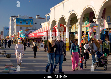 Turisti e visitatori di passeggiare lungo la spiaggia di Venezia in Los Angeles, California. Foto Stock