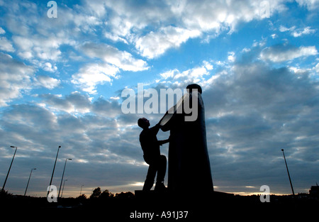 Scultore Giles Penny con monumentali figura Foto Stock