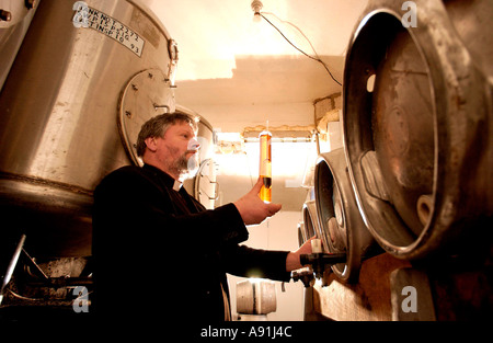 Sacerdote infusi ammenda di ales inglesi Foto Stock