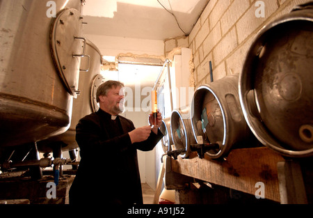 Sacerdote infusi ammenda di ales inglesi Foto Stock