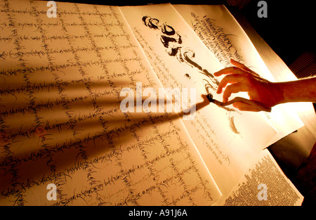 La calligrafia eseguita da un artista master e artigiano con stile orientale tradizionale Pennello e inchiostro. Foto Stock