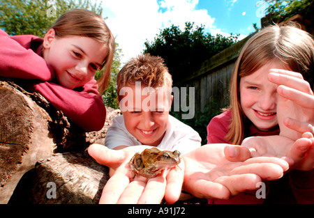 Imparare a conoscere la fauna selvatica di prima mano. Un ragazzo e due ragazze in una natura lezione di studi Foto Stock