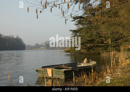 Barca sul Lago presso il Palazzo di Blenheim Woodstock Oxfordshire Foto Stock