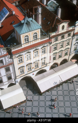 Guardando verso il basso sulla Piazza della Città Vecchia di Praga Repubblica Ceca Foto Stock