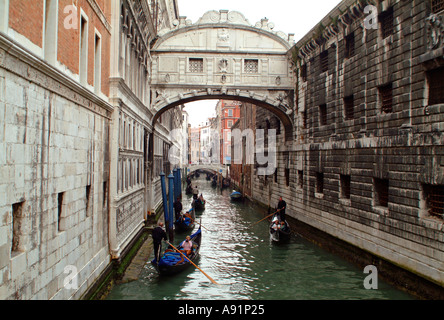 Ponte dei Sospiri con gondole a Venezia Seufzerbrücke am Palazzo Ducale Dogenpalast und Palazzo d Prigiono in Venedig Foto Stock