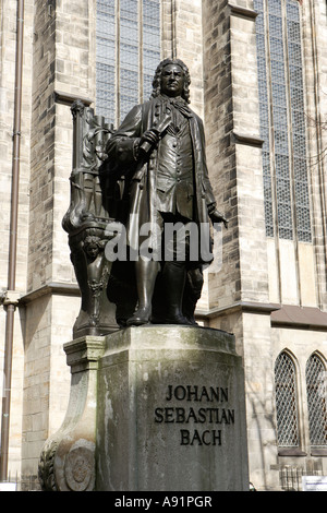 DEU Germania Sassonia Lipsia monumento di Johann Sebastian Bach di fronte la Thomaskirche Foto Stock