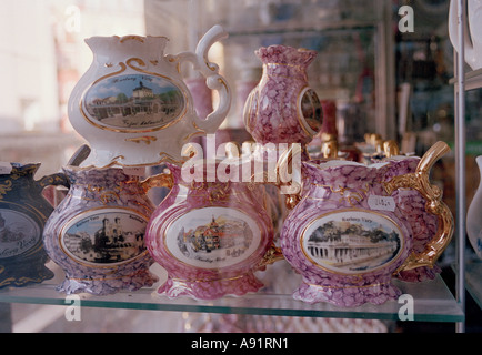 Karlovy Vary tazze in vendita nella vetrina di un negozio. Foto Stock