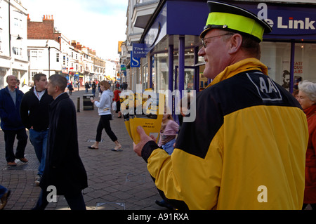 AA uomo vendita di appartenenza in una strada dello shopping in Gran Bretagna REGNO UNITO Foto Stock