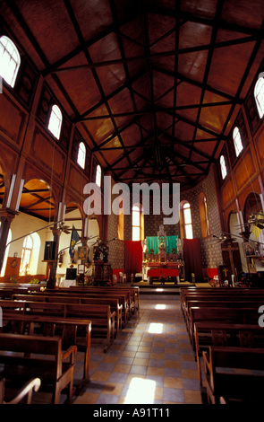 Caraibi, BWI, Santa Lucia, Interno della chiesa cattolica di Choiseul. Foto Stock