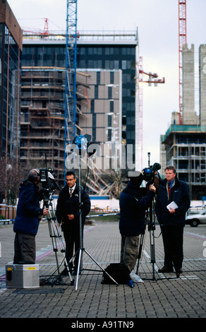 Ponteggio infortunio sul sito di costruzione presso il nuovo Jurys Inn Milton Keynes martedì 11 aprile 2006 reporter TV Foto Stock