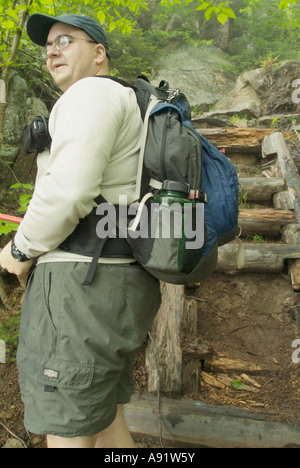 Appalachian Trail- Trail utilizzatori di lavoro sul Wildcat Ridge Trail nel piovoso e condizioni di nebbia. White Mountains, New Hampshire Foto Stock