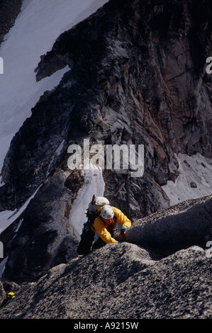 Jeff Jurach salendo la cresta NE DEL Bugaboo guglia Bugaboos della Columbia britannica in Canada Foto Stock