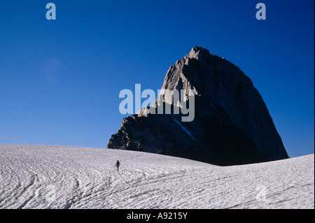 Donna Raupp escursionismo su ghiacciaio Bugaboos della Columbia britannica in Canada Foto Stock