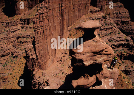 Mark Davis sulla salita dito del destino di Titan formazione Fisher torri nei pressi di Moab Utah Foto Stock