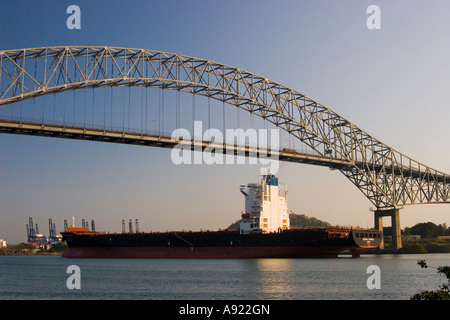 Una petroliera vele sotto il Puente de las Americas, entrando nel canale di Panama. Foto Stock