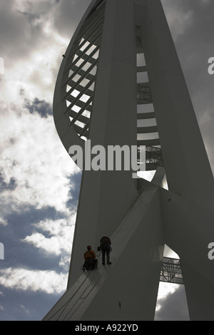 Una squadra di manutenzione per cominciare la loro salire la Spinnaker Tower, Portsmouth Porto, Hampshire Foto Stock