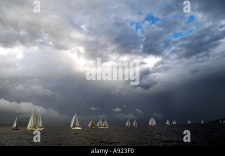 Tempesta davanti in arrivo su yachts, Hobart, Tasmana, Australia. foto da Bruce Miller Foto Stock