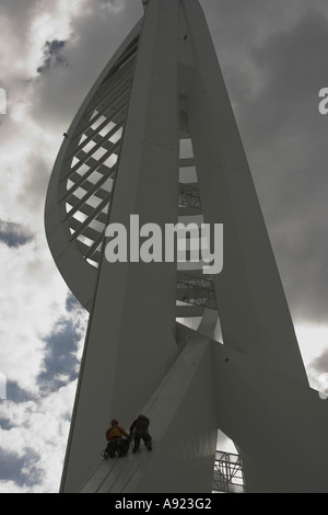 Una squadra di manutenzione per cominciare la loro salire la Spinnaker Tower, Portsmouth Porto, Hampshire Foto Stock