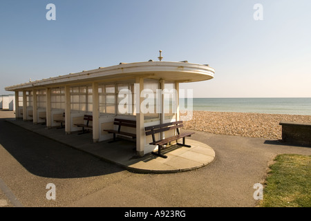 Art Deco di posti a sedere su Worthing seafront WEST SUSSEX REGNO UNITO Foto Stock