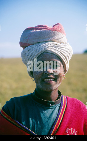 Giovane donna Xhosa dal villaggio Jujura, sulla Costa Selvaggia, il vecchio Transkei nel Capo orientale, Sud Africa. Foto Stock