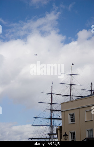 Rigging della storica tea clipper Cutty Sark dietro Georgian town house in Greenwich, Londra, Inghilterra, l'Europa. Foto Stock