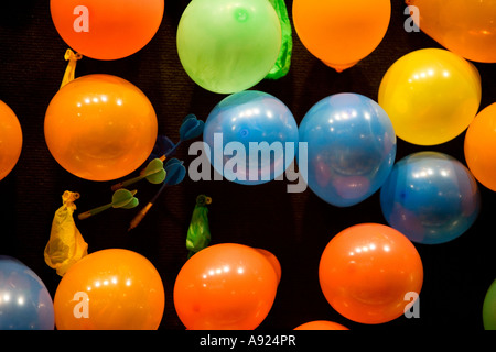 Popping palloncini a un carnevale Foto Stock