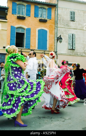 Arles France, Feria 'Bullfighting Festival' Street Scene Andalousian Parade nel centro storico coppie spagnole vestite, strada danzante Foto Stock