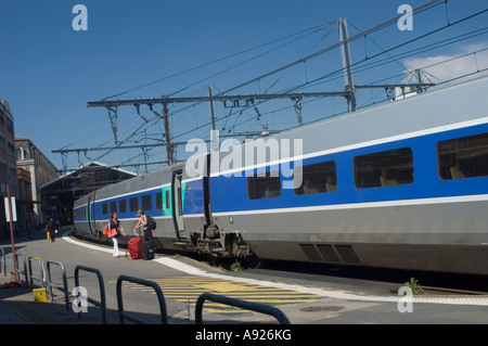 Tolosa Francia, treno Bullet francese TGV a Matabiau stazione ferroviaria turisti imbarco binario sncf, lato, esterno Foto Stock