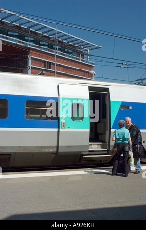 Tolosa Francia, TGV francese 'Bullet Train' alla 'Stazione ferroviaria Matabiau', treno d'imbarco Senior Couple, fuori, piattaforma ferroviaria sncf, salire sul treno Foto Stock