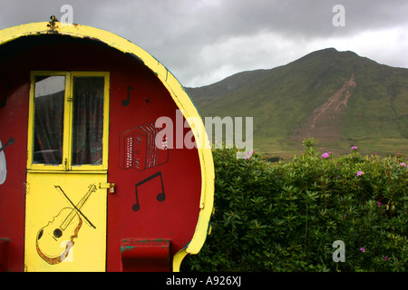 Traditional Irish travellers roulotte vicino a Leenane, vicino al confine tra la Contea di Galway e della contea di Mayo, Connemara, Irlanda Foto Stock