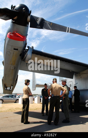 I membri dell'esercito americano osservare la V 22 Osprey all'Airshow di Farnborough Hampshire U K Foto Stock