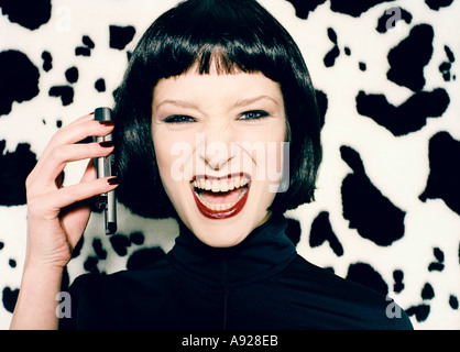 Donna con mobile nero BOB BOCCA APERTA Foto Stock