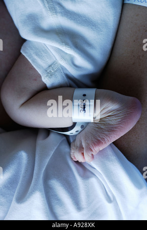 Un neonato piedi Foto Stock