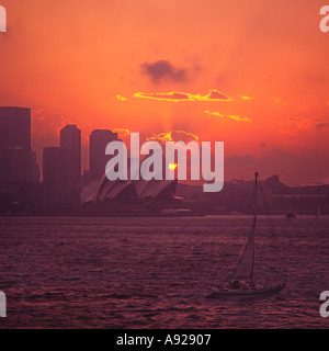 Vista sul porto di Bennelong Point la Opera House e la città alta montanti al tramonto Sydney Australia Foto Stock