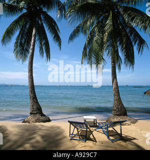 Due sedie a sdraio sul tranquillo angolo della spiaggia di Pattaya, Thailandia Foto Stock