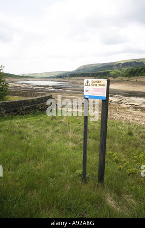 Svuotare il serbatoio a Longdendale, Derbyshire, Inghilterra Foto Stock