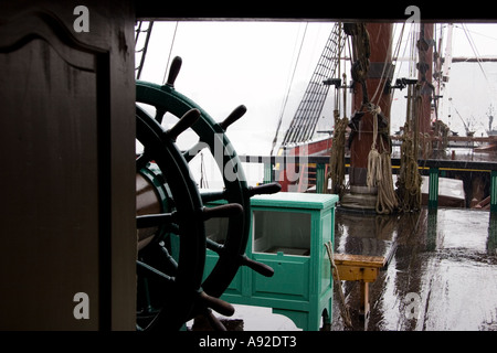 Sul ponte di una storica nave a vela Foto Stock