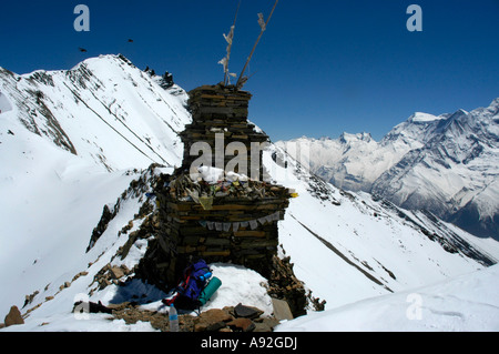 Choerten con bandiere di preghiera sulla cima coperta di neve pass Kang La 5322 m Nar-Phu Regione Annapurna Nepal Foto Stock