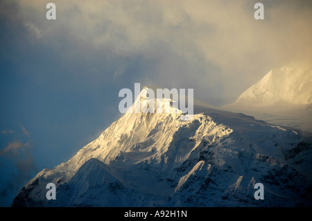 Snow-capped picco nella nebbia mornig vicino Manang Regione Annapurna Nepal Foto Stock